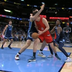 斯普利特：想挑战杨瀚森被埃迪打到面部那次判罚 裁判没给我时间